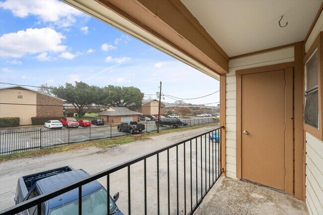 Building Photo - 8000 Cambridge Cir