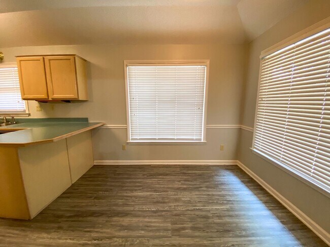 Building Photo - 3 bed 2 bath in Cordova w/ nearly 1800 Sq ft