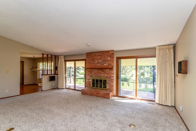 Building Photo - Ranch Style Home Located inside Kissing Camels!