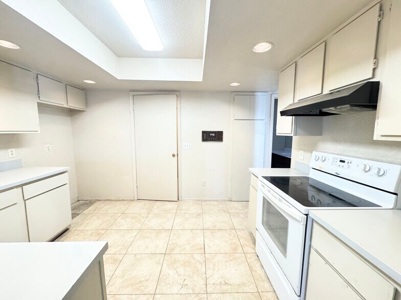 Building Photo - 401 NE 115th St