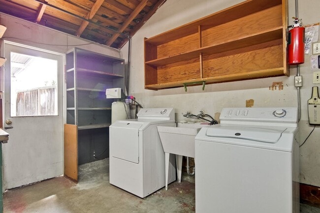 Building Photo - 160 Kit Carson Ct