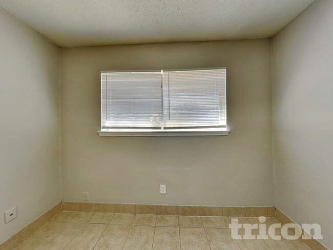 Building Photo - 2014 Briar Ridge Dr