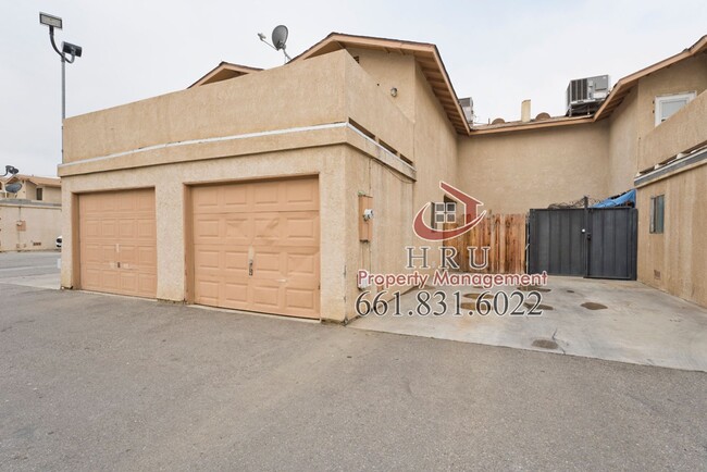 Building Photo - SW-3 bedrooms 2.5 baths condo