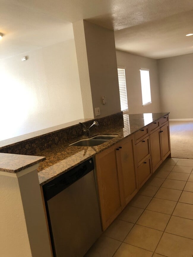 Building Photo - 1 BED/1 BATH CONDO NEAR LA JOLLA VILLAGE