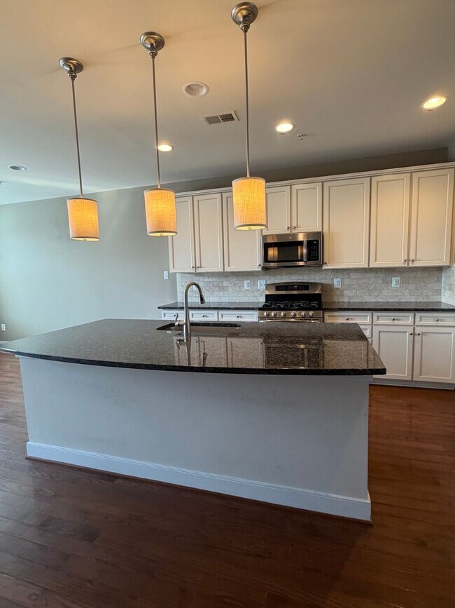 Building Photo - 4 LEVEL TOWNHOUSE WITH 2 CAR GARAGE, WALKING DISTANCE TO DOWNTOWN CROWN