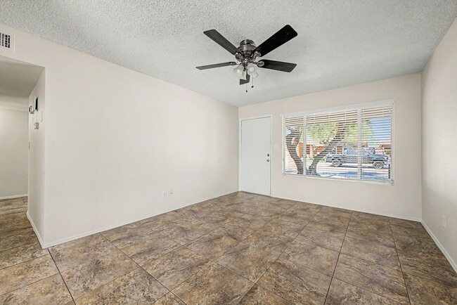 Building Photo - Beautiful 3 Bedroom Home with Large Grass Yard