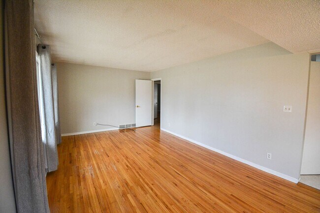 Building Photo - Charming SW Rochester home with fenced yard!