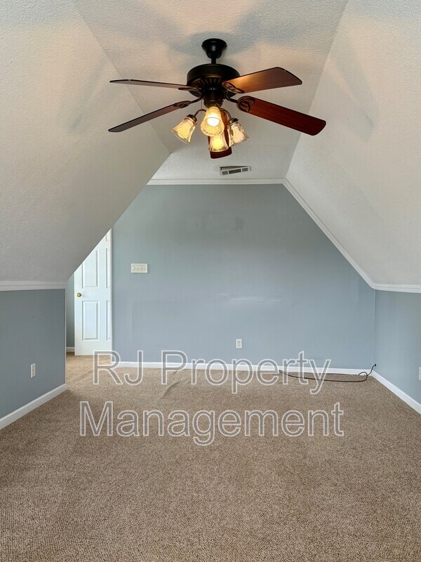 Building Photo - 6095 E Everett Hill Cir