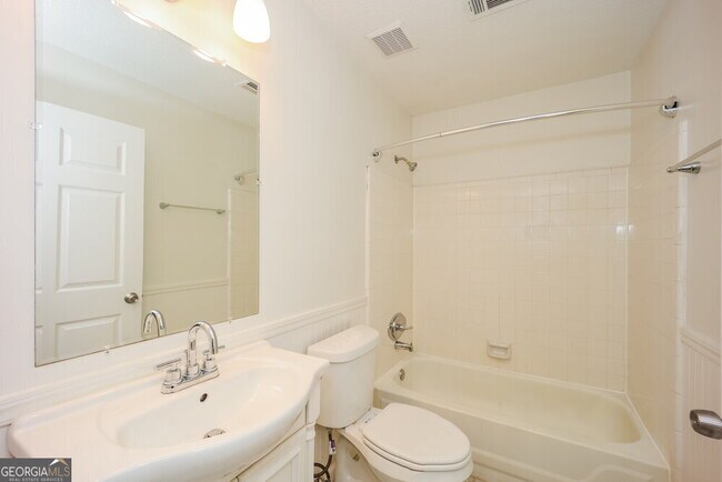 Building Photo - 10916 Clearwater Dr