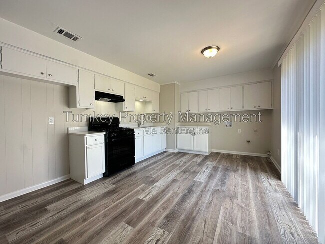 Building Photo - 5913 Lyndell Dr