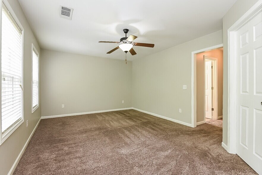 Building Photo - 2482 Folsom St