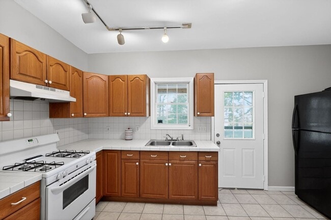 Building Photo - Charming 3BR Duplex in Dunmore