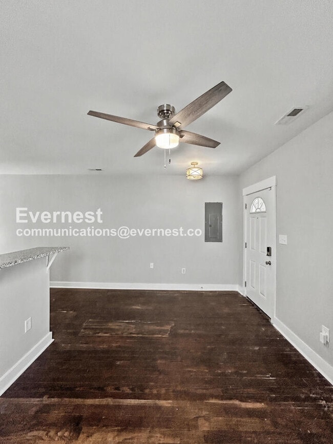 Building Photo - Charming 2 Bed, 1 Bath with Fenced Yard and Stainless Steel Appliances