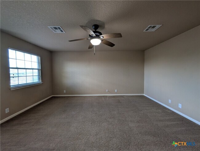 Building Photo - 212 Oak Creek Way