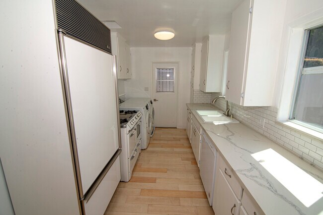 Building Photo - 156 W Linden Ct