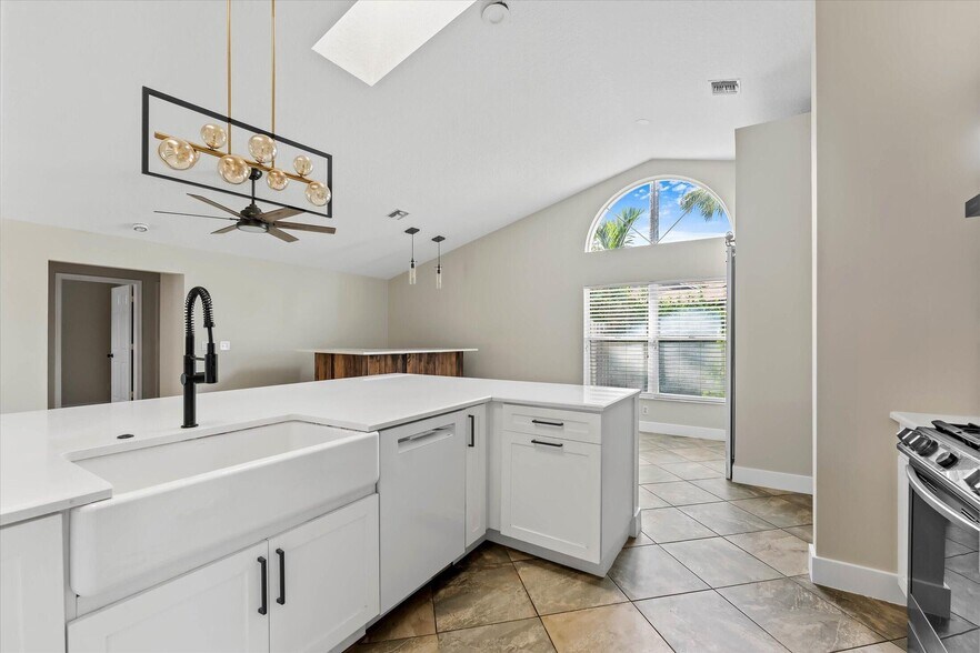 Building Photo - 1021 Corallita Ct