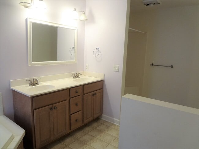 Building Photo - Spacious Detached Home in Great Location a...