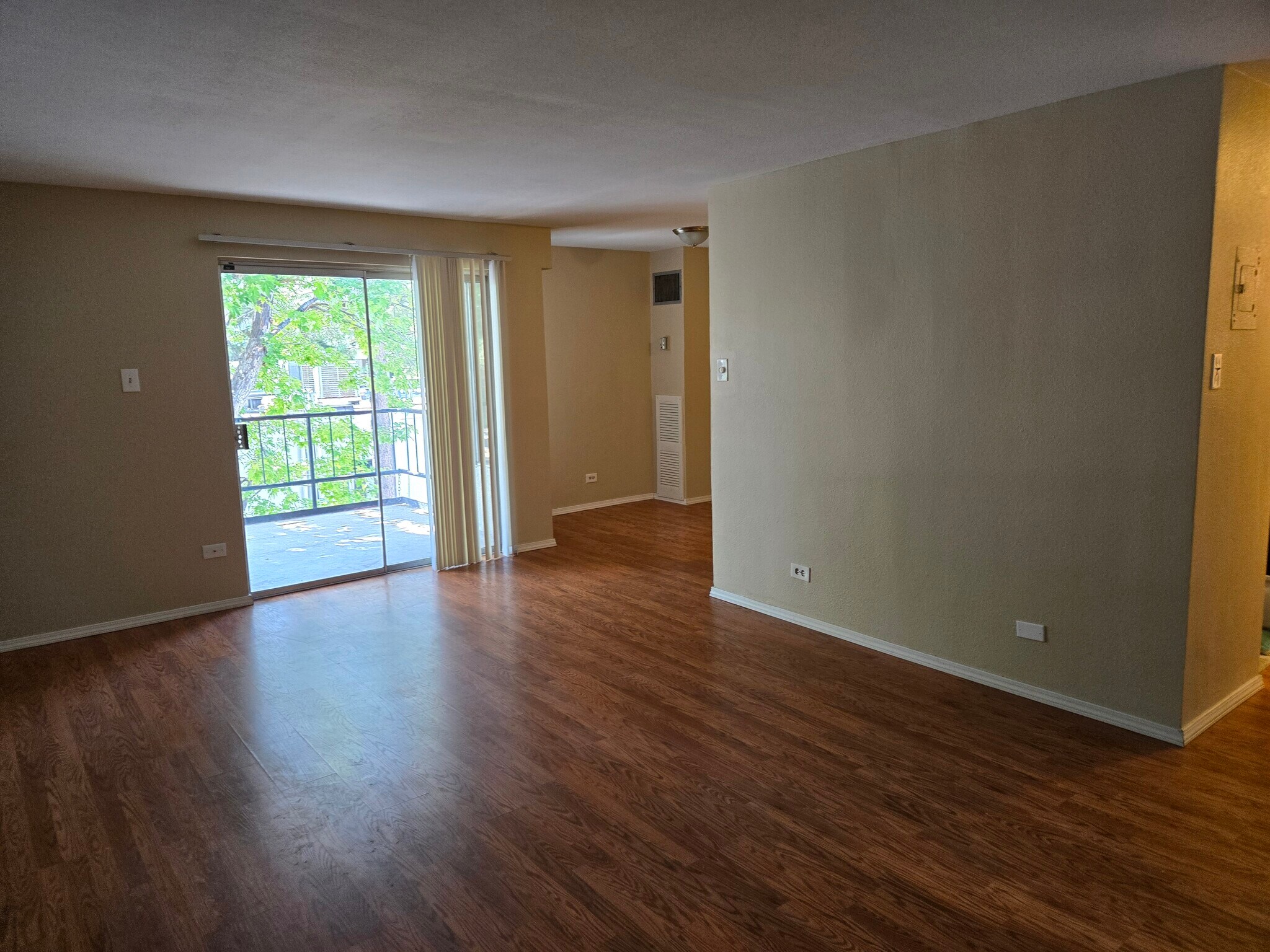 Building Photo - 2325 S Linden Ct
