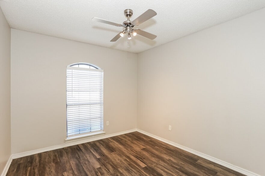 Building Photo - 617 Parkview Dr