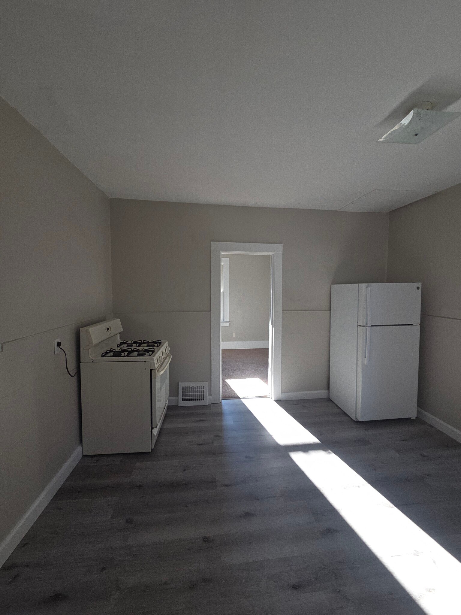 Building Photo - 340 W 24th St