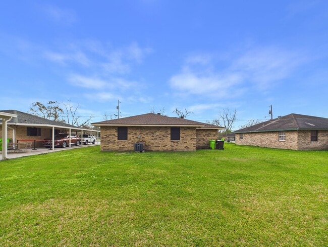 Building Photo - NEW ON MARKET  BREAUX BRIDGE!