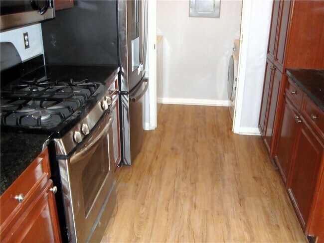 Building Photo - 220 Renaissance Pkwy NE