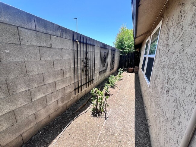 Building Photo - $1,850 Blackstone & Sierra, 2 Bed Condo + ...