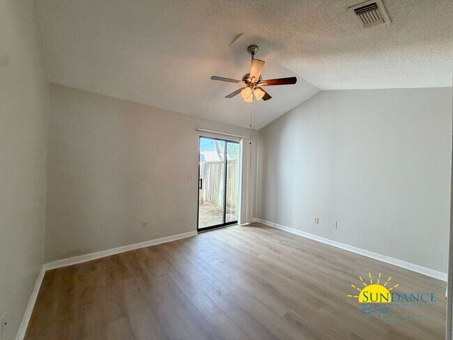 Building Photo - 1 Bedroom Cottage-Style Townhouse In Fort Walton Beach!
