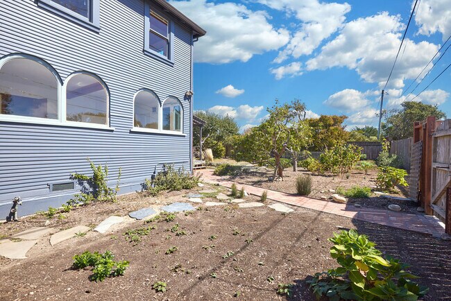 Building Photo - 166 Cedar Rd