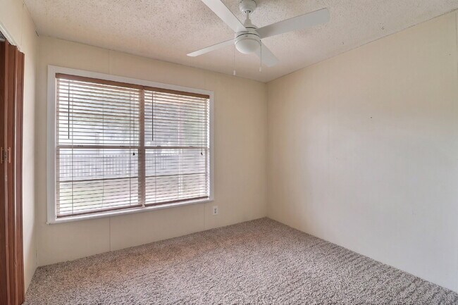 Building Photo - 4 Bedrooms and a Bonus Room + Move In Ready Package with Washer, Dryer and Refrigerator