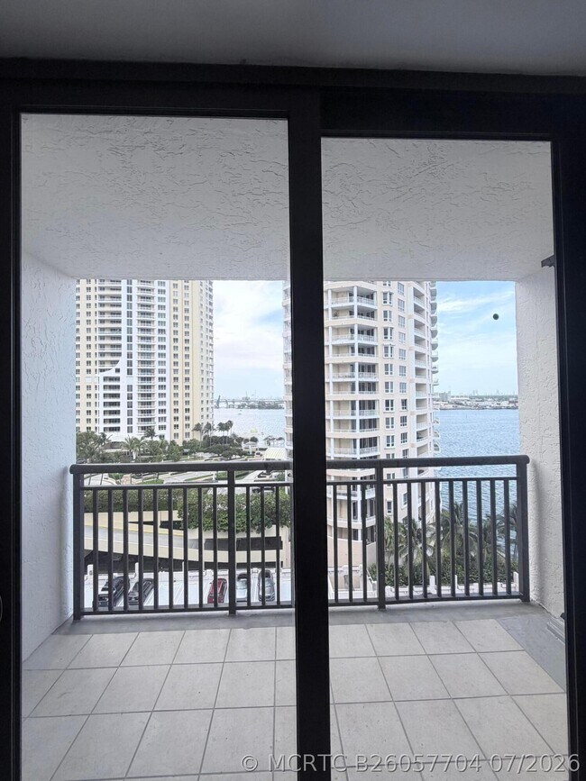 Building Photo - 540 Brickell Key Dr