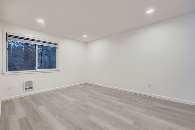 Building Photo - Beautiful 2Bed/1.75Bath in an Exclusive Community in the heart of Kirkland!