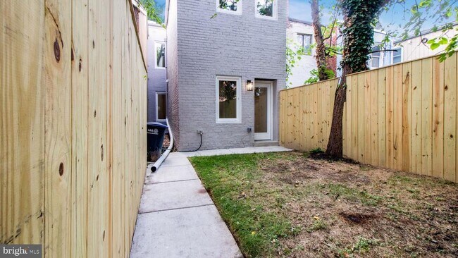 Building Photo - 1239 5th St NW