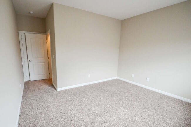 Building Photo - "Spacious 4-Bedroom Retreat with 2.5 Baths in Vibrant Las Vegas Locale!"