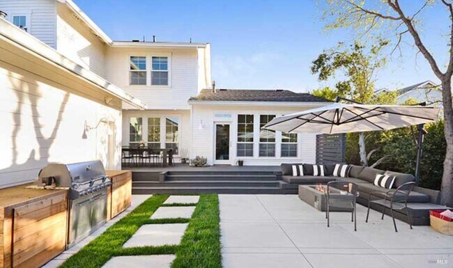 Building Photo - 230 Newcomb St