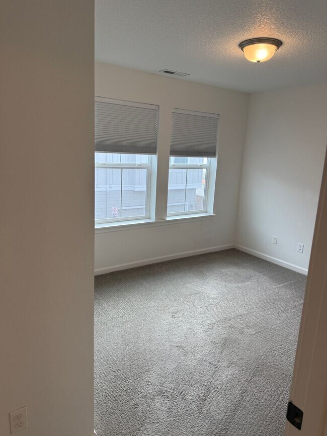 Building Photo - Hillsboro Townhouse/Condo