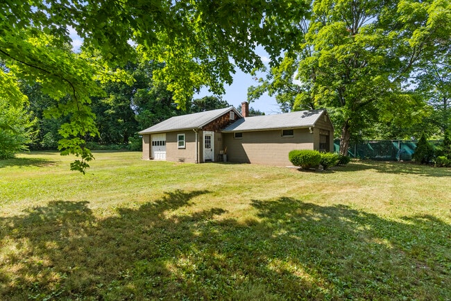 Building Photo - 160 Beecher St