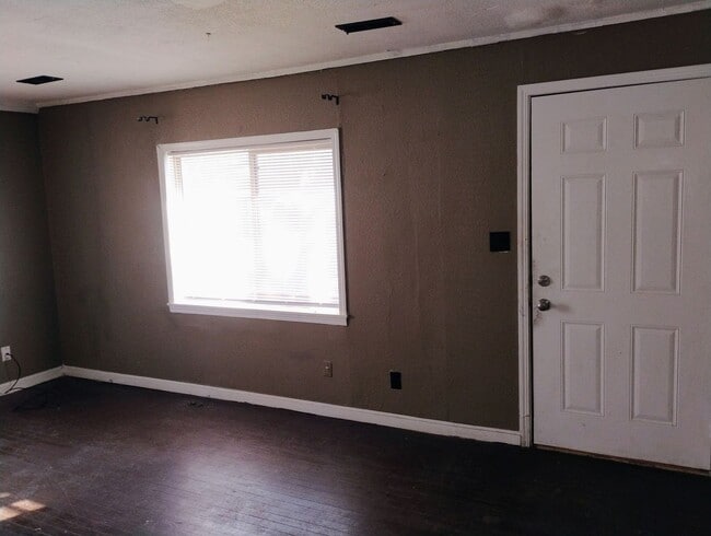 Building Photo - 2 bed 1 bath