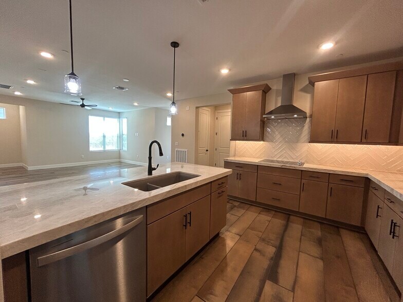 Building Photo - 2121 W Sonoran Desert Dr