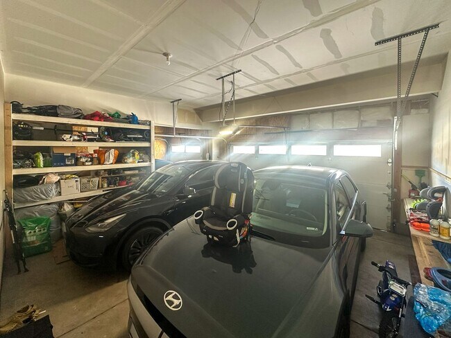 Building Photo - Grand 6bd 4ba Crystal Valley home with an in-law suite!!!