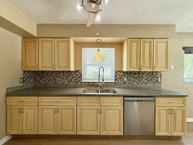 Building Photo - 2565 Granada Cir W