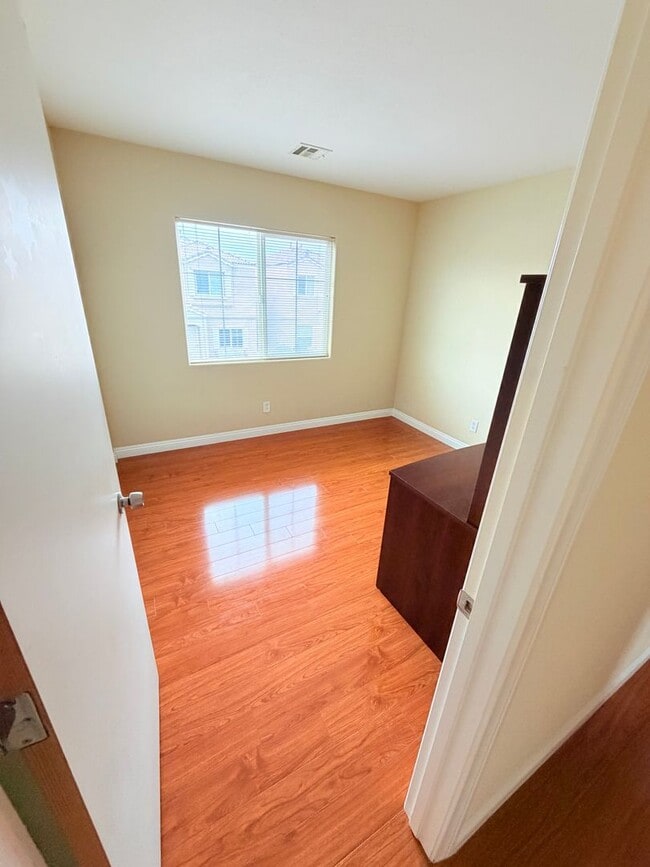 Building Photo - BEAUTIFUL 3 BEDROOM 2.5 BATH