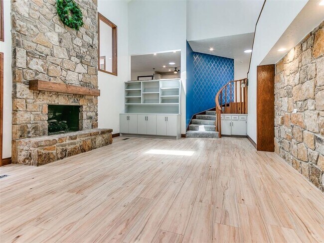 Building Photo - Family Home + Pool!