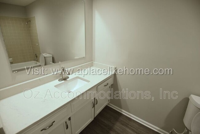 Building Photo - 1001 S Kenwood St
