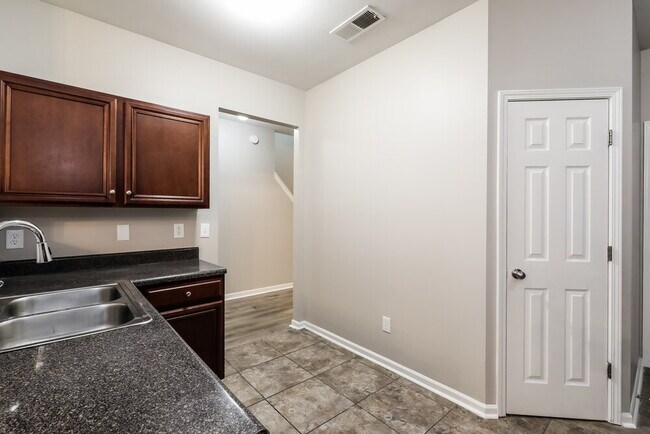 Building Photo - 6450 Splitpine Ct