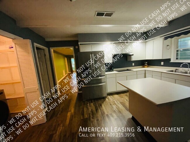 Building Photo - Perfect Home for anyone looking for a blen...