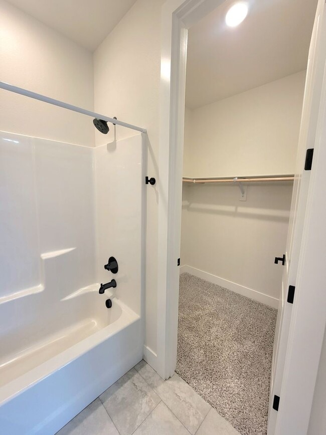 Building Photo - Modern Comfort in the Heart of SE Portland — 3 Bed, 2.5 Bath Home!