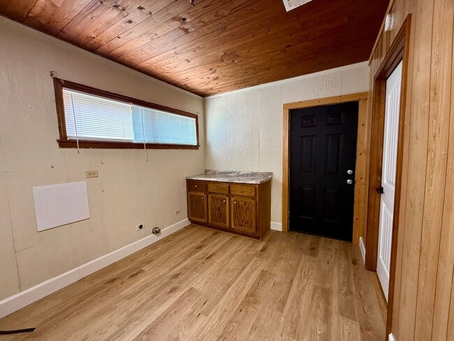 Building Photo - Welcome to this Beautiful Home in Downtown Paragould, AR!