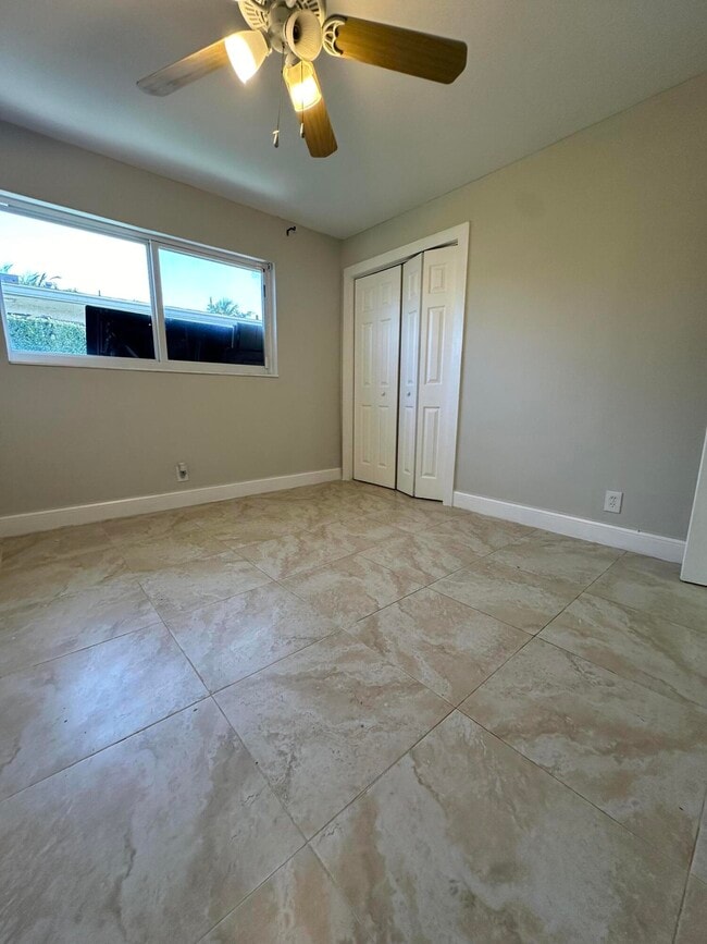 Building Photo - 5605 SW 24th Ave