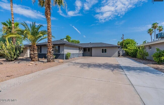 Building Photo - 1262 E Hermosa Dr